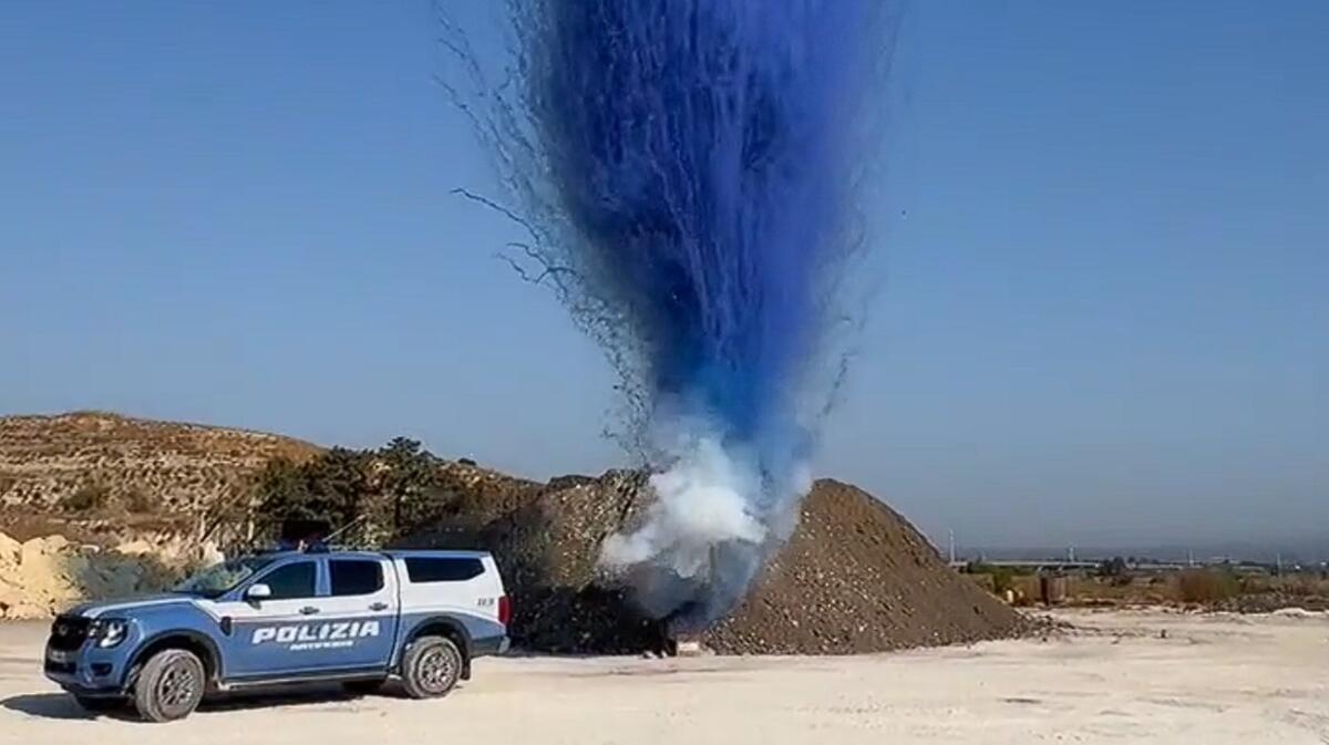 Catania, maxi sequestro: 450 fuochi d'artificio irregolari trovati e distrutti in un hub di spedizioni - 