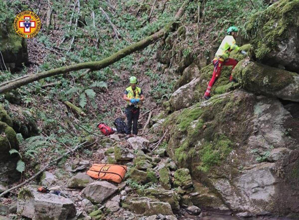 Tenta di salvare 13enne precipitato in una scarpata nel Bosco del Corniglio: morto capo scout - 
