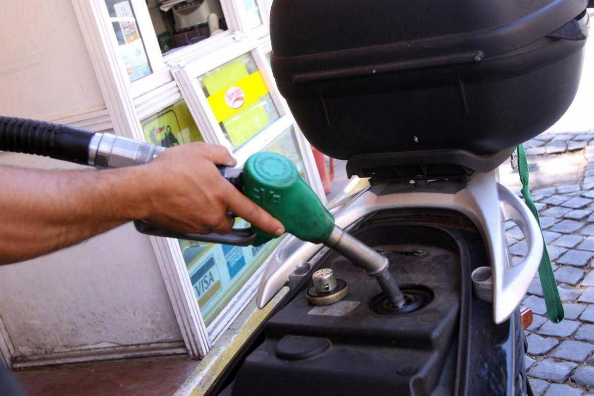 Carburante annacquato, irregolare un distributore su cinque. Pd: "Governo intervenga". Lega: "Bene controlli Gdf" - 