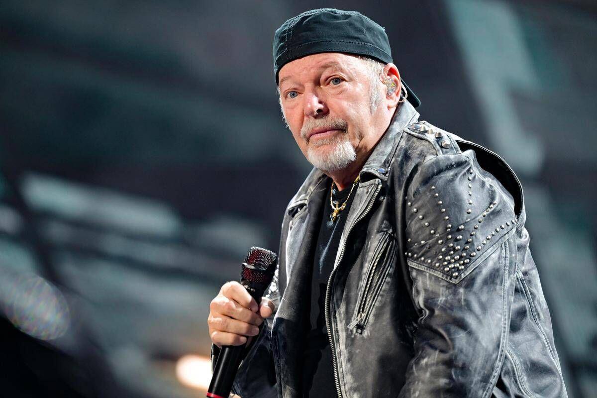 Vasco Rossi furioso con un fan: "Non sono infame, è una fake vergognosa" - 