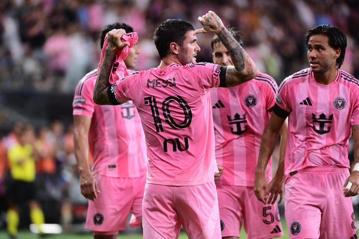 De Paul, gol e 'abbraccio' a Messi per la morte del papà: il tributo da brividi in Mls - Video - 