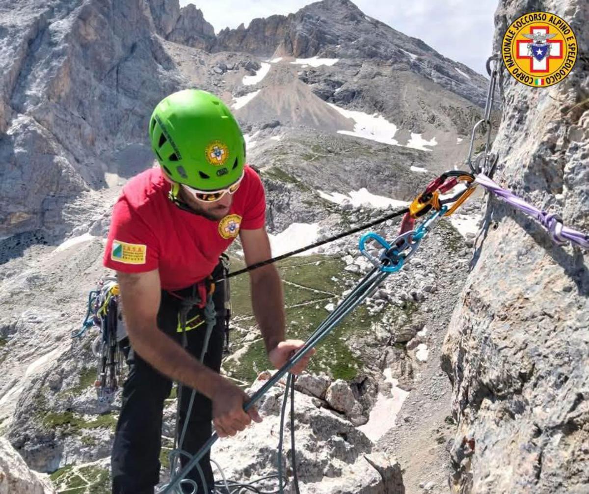 Corno Grande, escursionisti in costume e scalzi sulla Direttissima: l’allarme del Soccorso Alpino - 