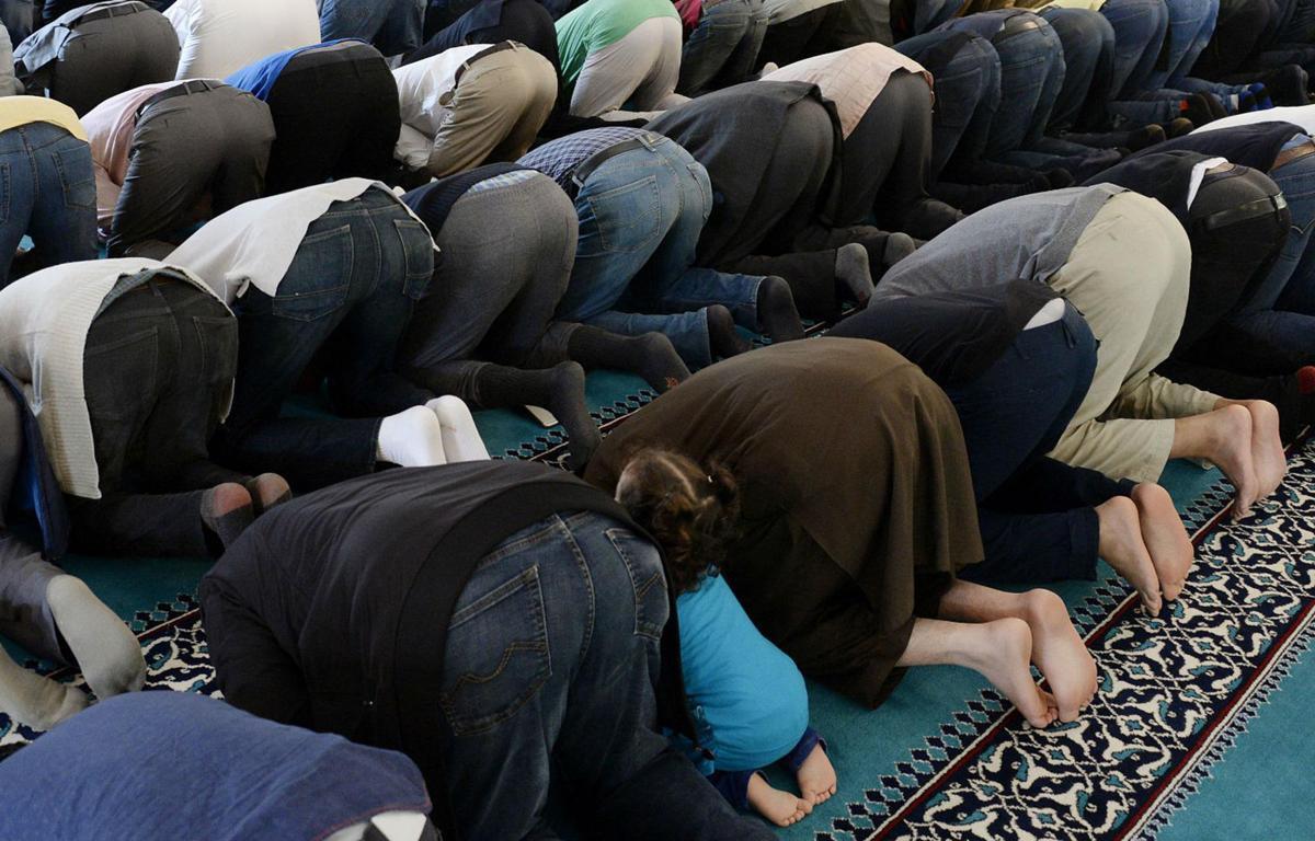Islam, Lega prepara giro di vite: da albo delle moschee a registro degli imam, arriva il reato di prediche radicali - 
