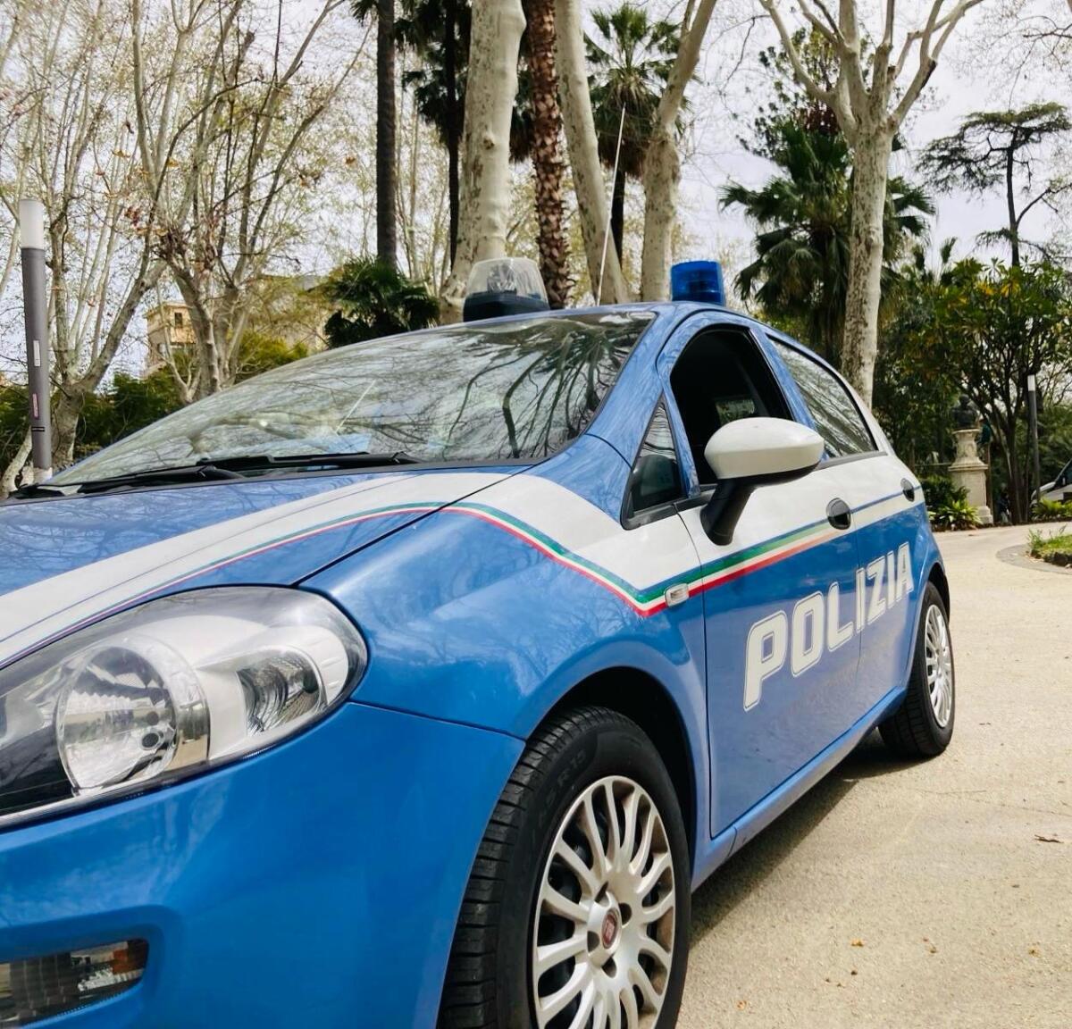 Minacciano un passante con un coltello in via Etnea: arrestati due stranieri - 