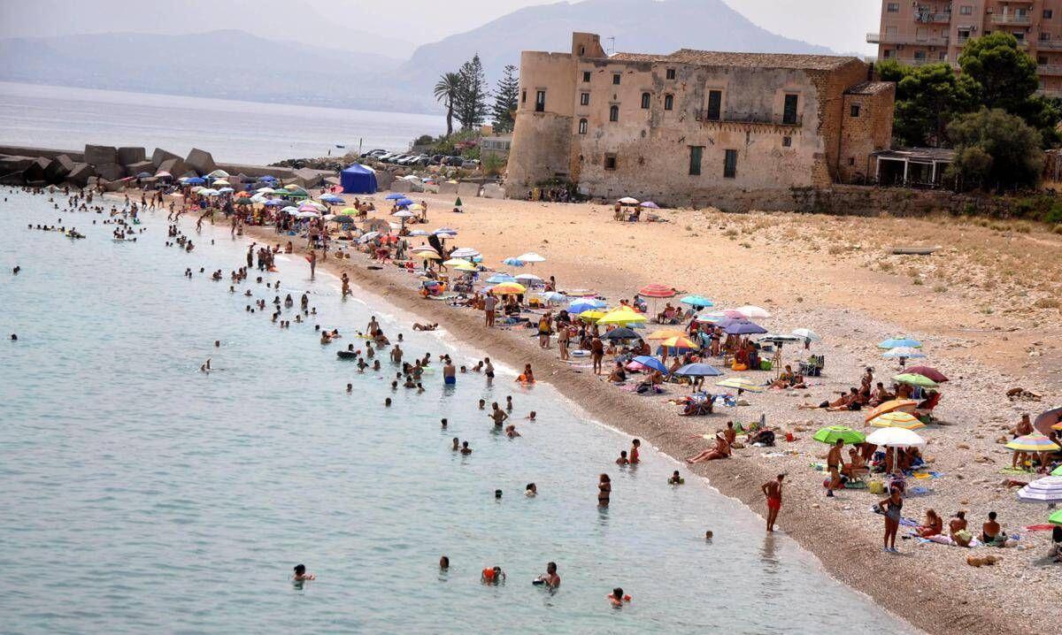 Caldo, nuova ondata a passo lento: oggi 6 città con bollino arancione ma domani scendono a 4 - 