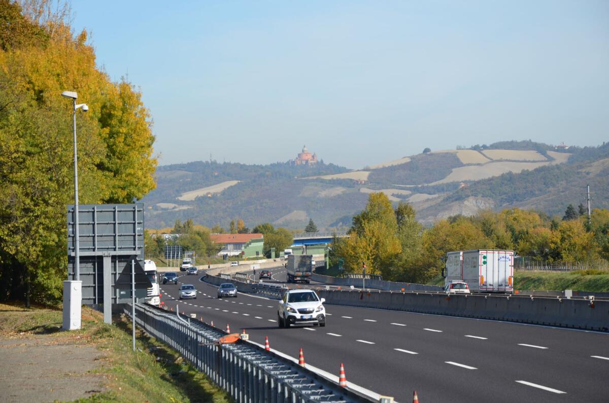 Nuovo Codice della strada: sorpasso a destra, patente a 17 anni e multe più 'eque' nelle 15 proposte del ministero - 