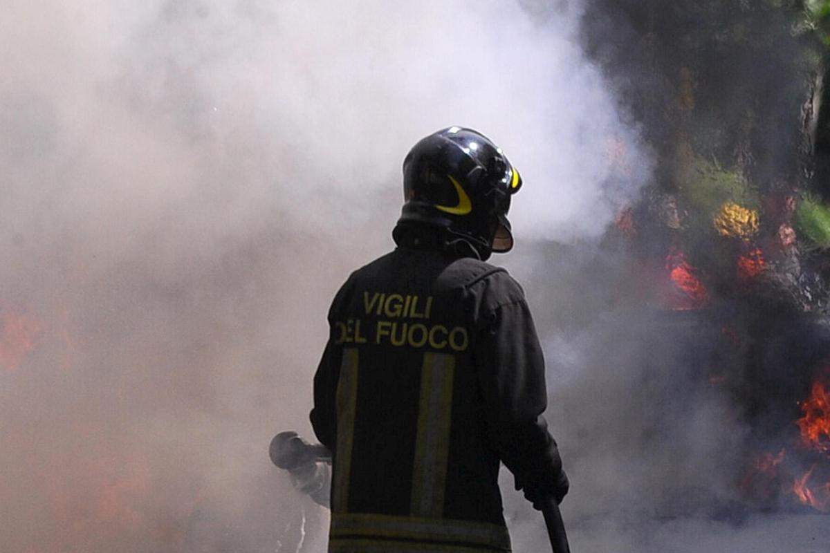 Roma, incendio a Tor di Valle: chiuso tratto della via del Mare verso Ostia. Deviazioni e lunghe code - 