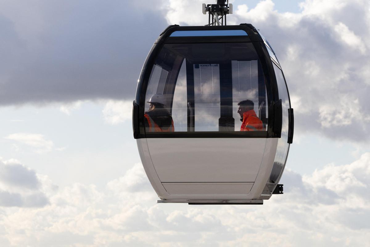 Paura in Francia, cabina funivia urta una gru a Alpe d'Huez: 23 feriti - 