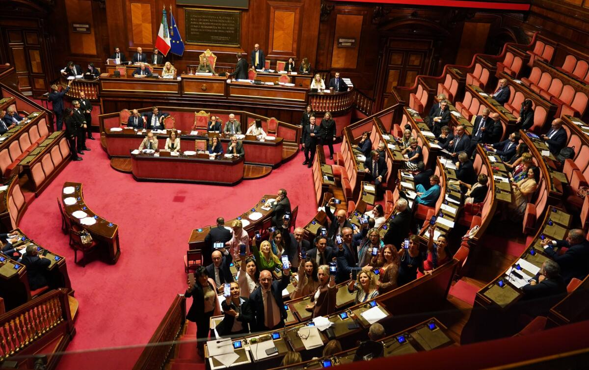 Camera: 206-133, respinta l'autorizzazione all'uso delle chat di Andrea Delmastro; proteste in Aula - 