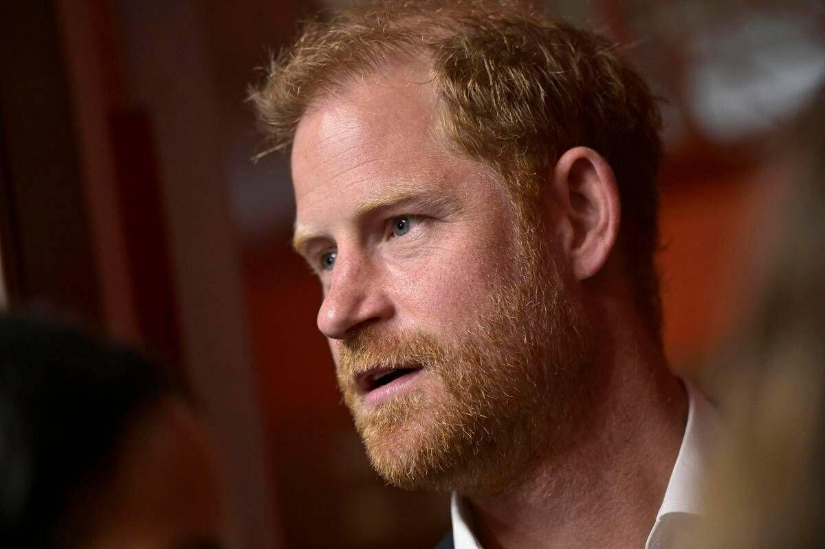 Harry e ritorno in Gb, il retroscena: duca di Sussex è ancora arrabbiato e vuole le scuse della famiglia - 