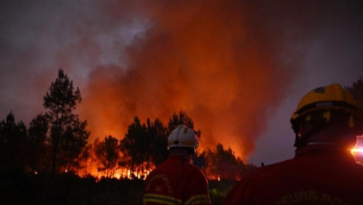 Incendio a Santa Venera: carabinieri evacuano alcune famiglie durante le operazioni di spegnimento - 