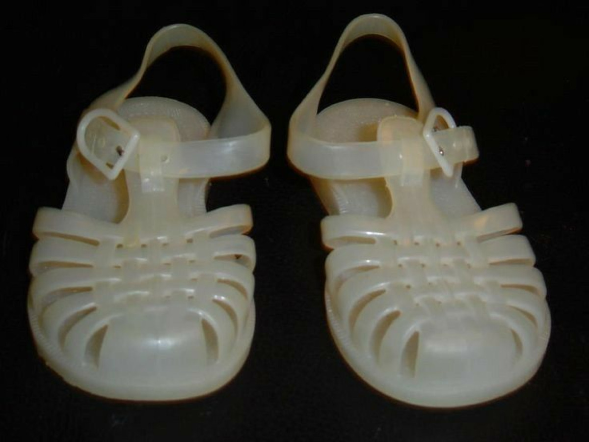 I sandali di plastica che hanno accompagnato le estati di una volta - 