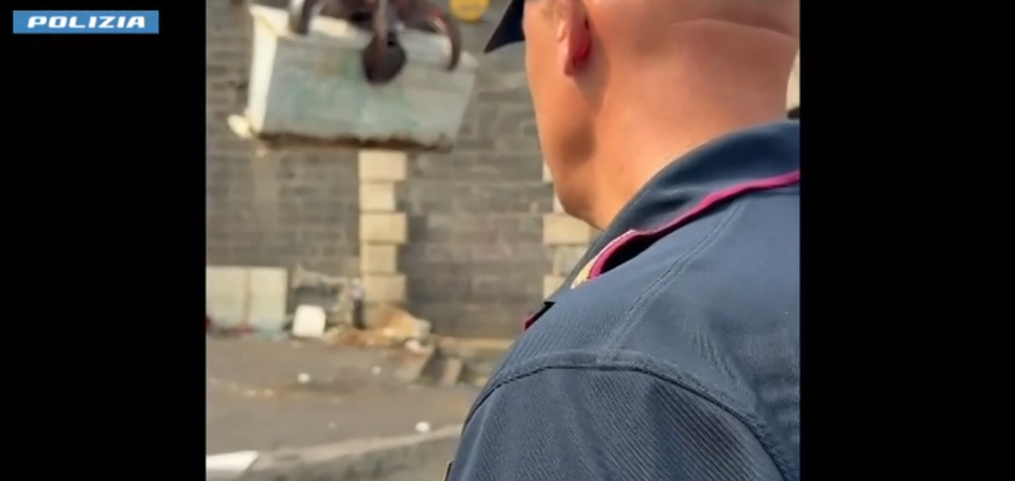 Catania, operazione antidegrado in via Dusmet: rimossi 10 frigoriferi e strutture abusive vicino alla pescheria - 