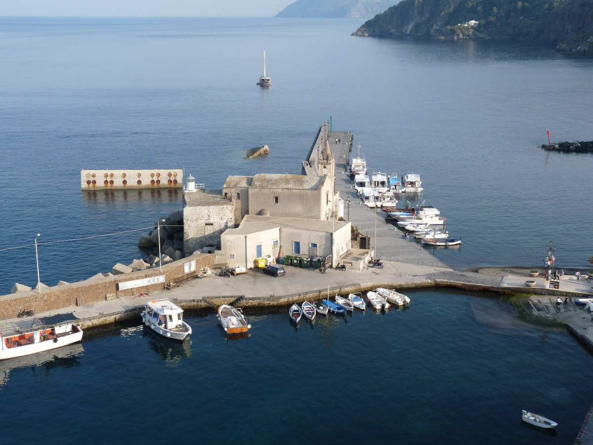 Pescatore trovato morto a Lipari: recuperato nello specchio d'acqua di Marina Corta - 