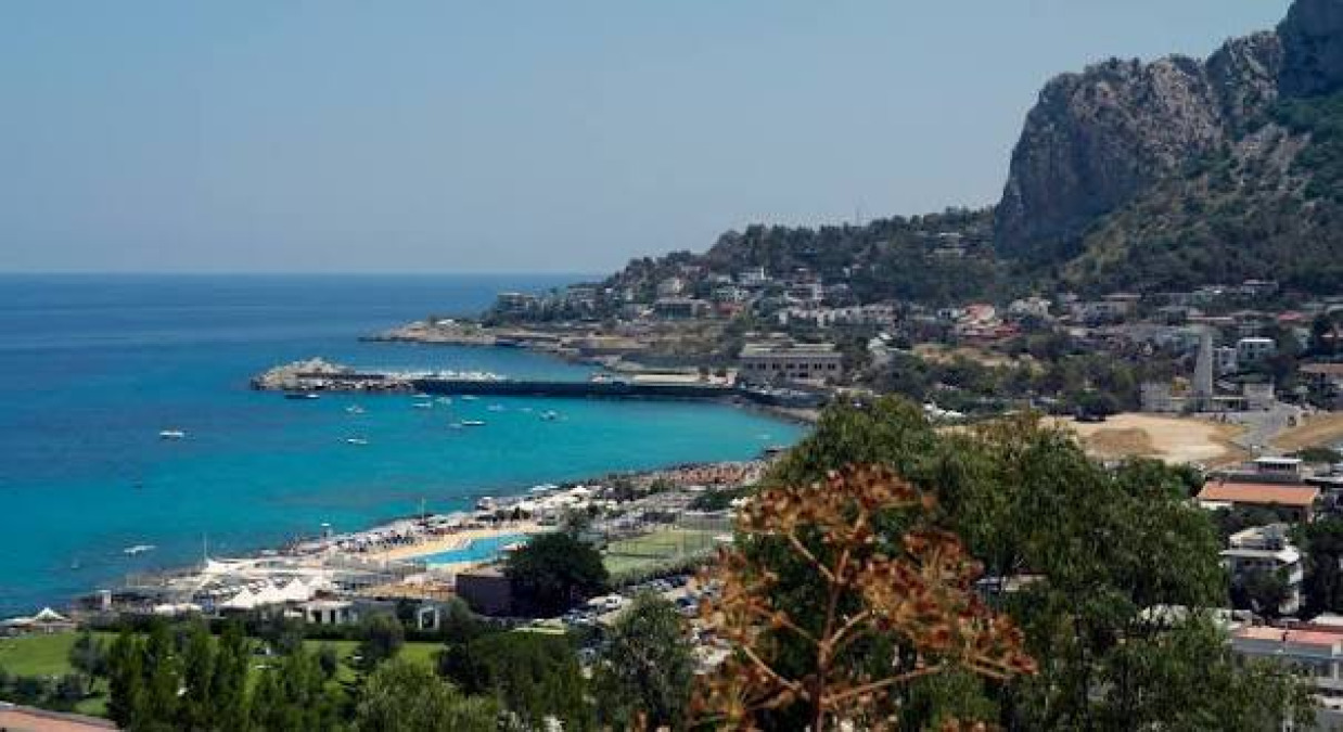 Addaura, donna salvata in mare: quattro poliziotti la traggono in salvo, è in terapia intensiva - 