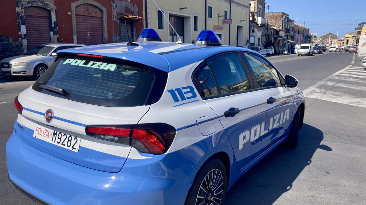 Catania: 16enne arrestato dopo inseguimento in moto, lancia una pistola e si schianta - 