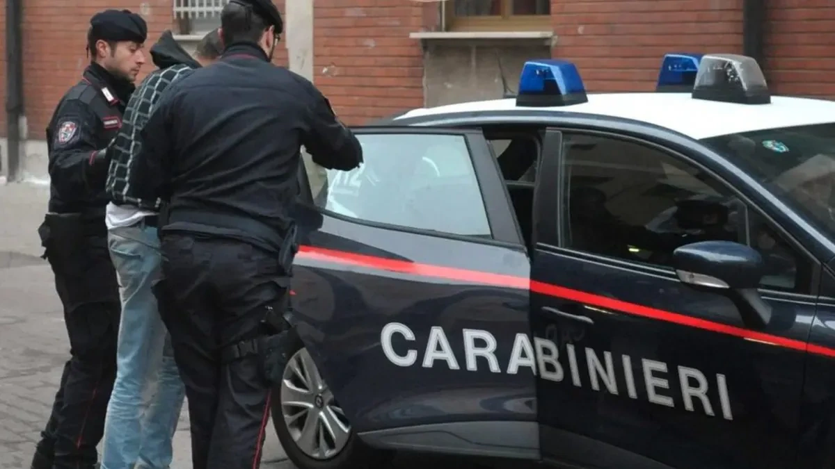 Riposto: garage trasformato in base dello spaccio, sequestrati 4 kg di droga e un revolver - 