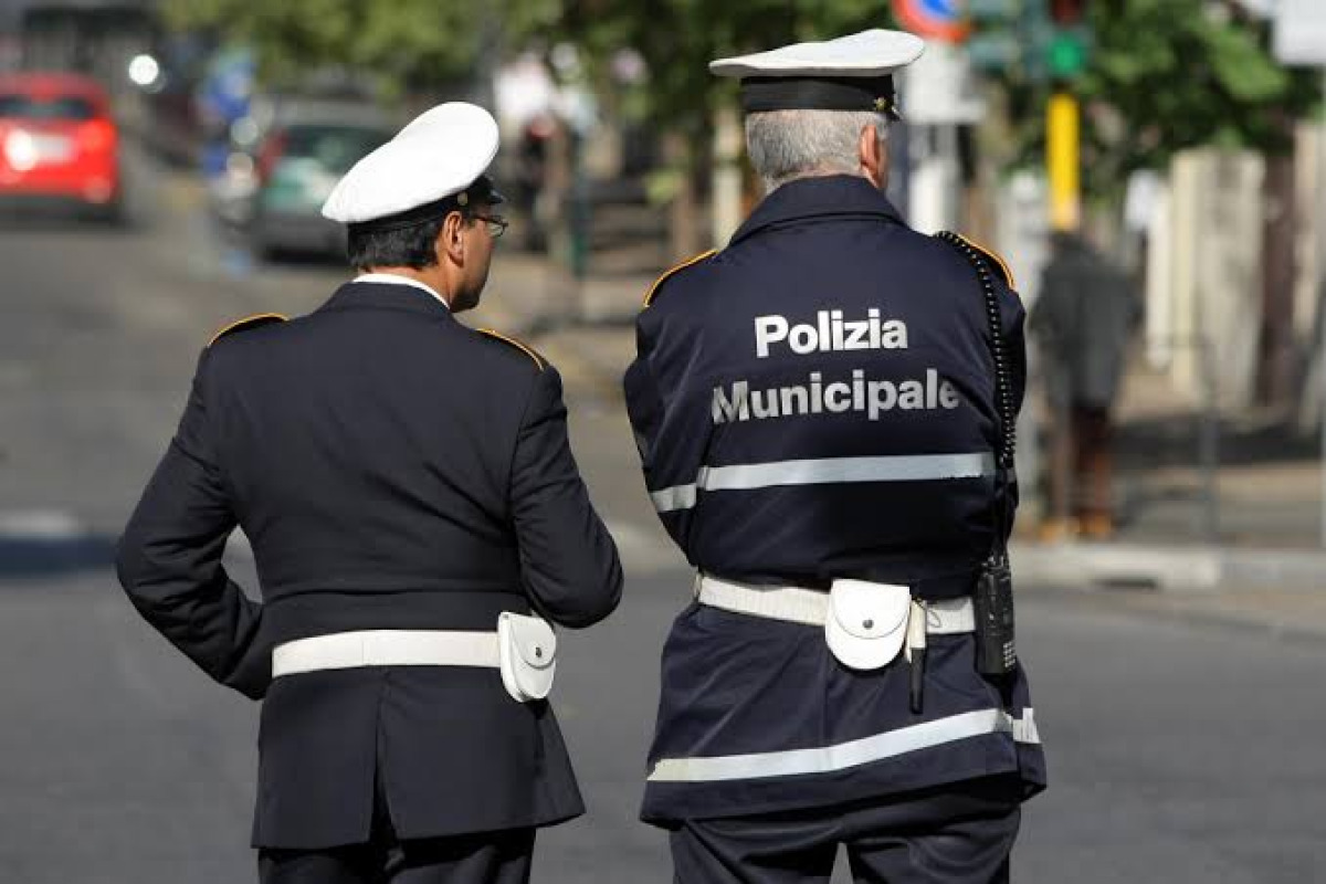 Tampona auto con bambini a bordo, fugge e aggredisce i vigili: arrestato 27enne a Palermo - 