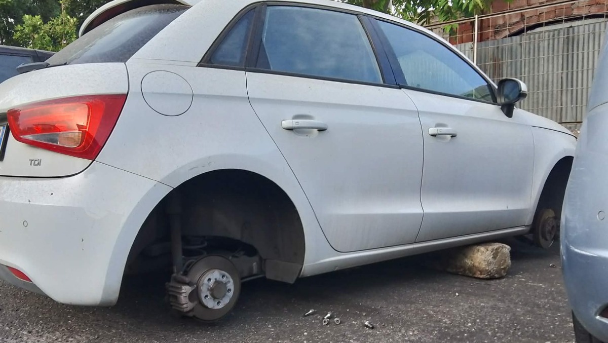 Tremestieri Etneo, ennesimo furto di ruote: auto trovata sospesa su mattoni in via Roberto Capuana