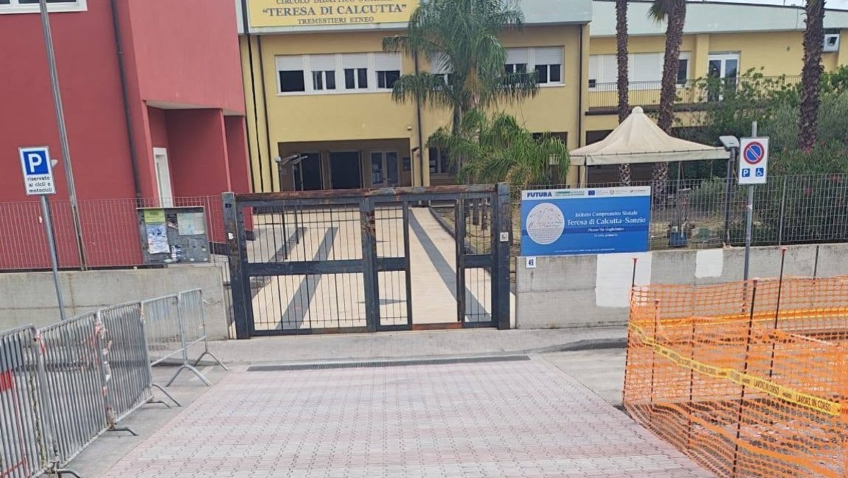 A Tremestieri Etneo lavori al parcheggio della scuola: genitori in allerta dopo la faglia del sisma - 