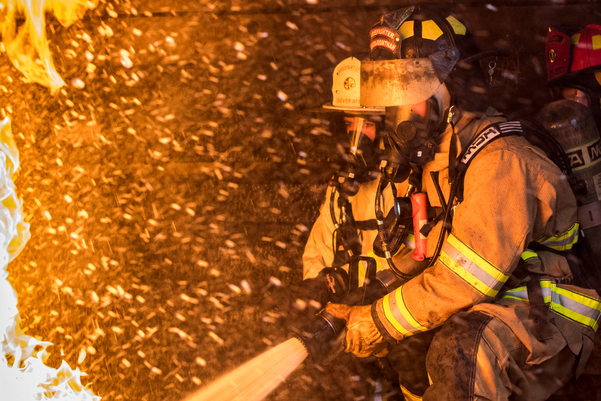 Incendio nella zona industriale di Termini Imerese: un Tir e 27 auto danneggiati, vigili al lavoro tutta la notte - 