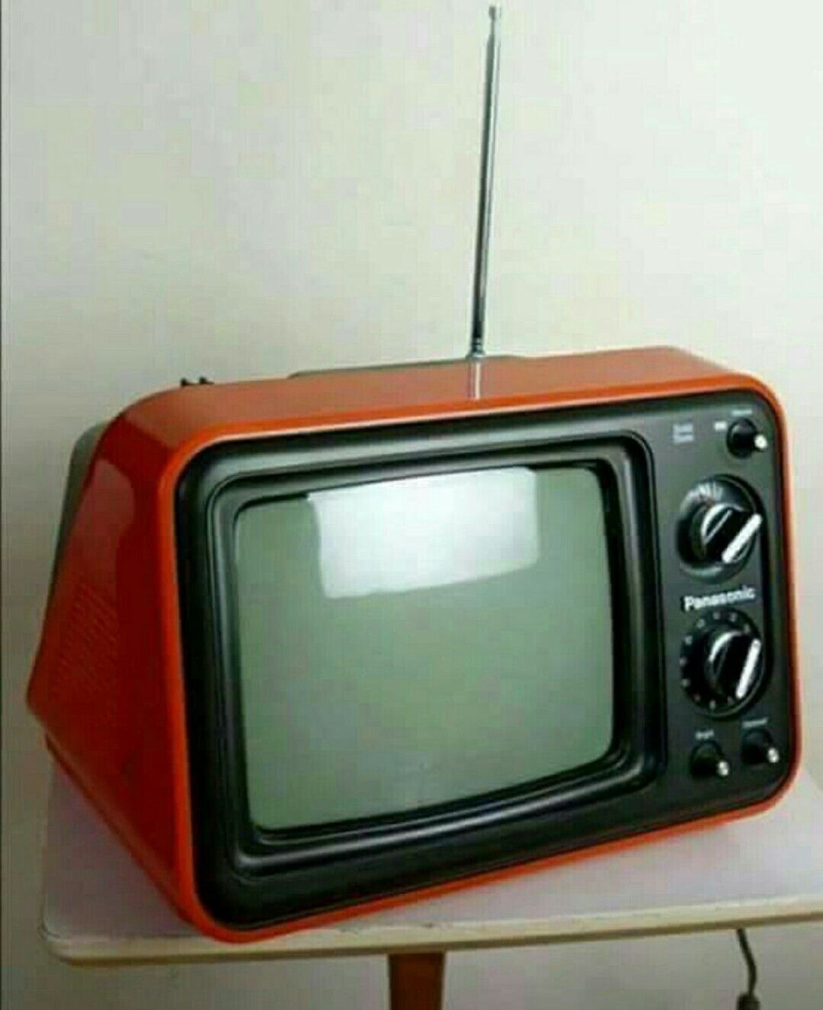La piccola TV portatile: quando bastavano pochi pollici per sognare - 