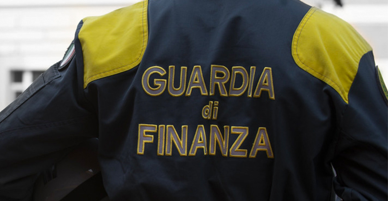 Guardia di Finanza sequestra oltre 4.400 capi contraffatti a Misterbianco: denunciato il titolare - 
