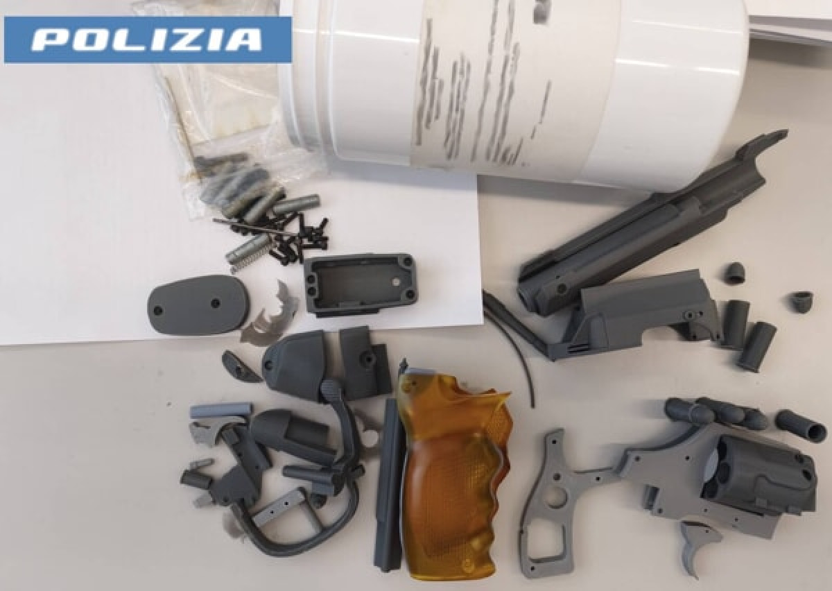 Armi 'fantasma' stampate in 3D e market della droga in garage: arrestato 27enne a San Giovanni La Punta - 