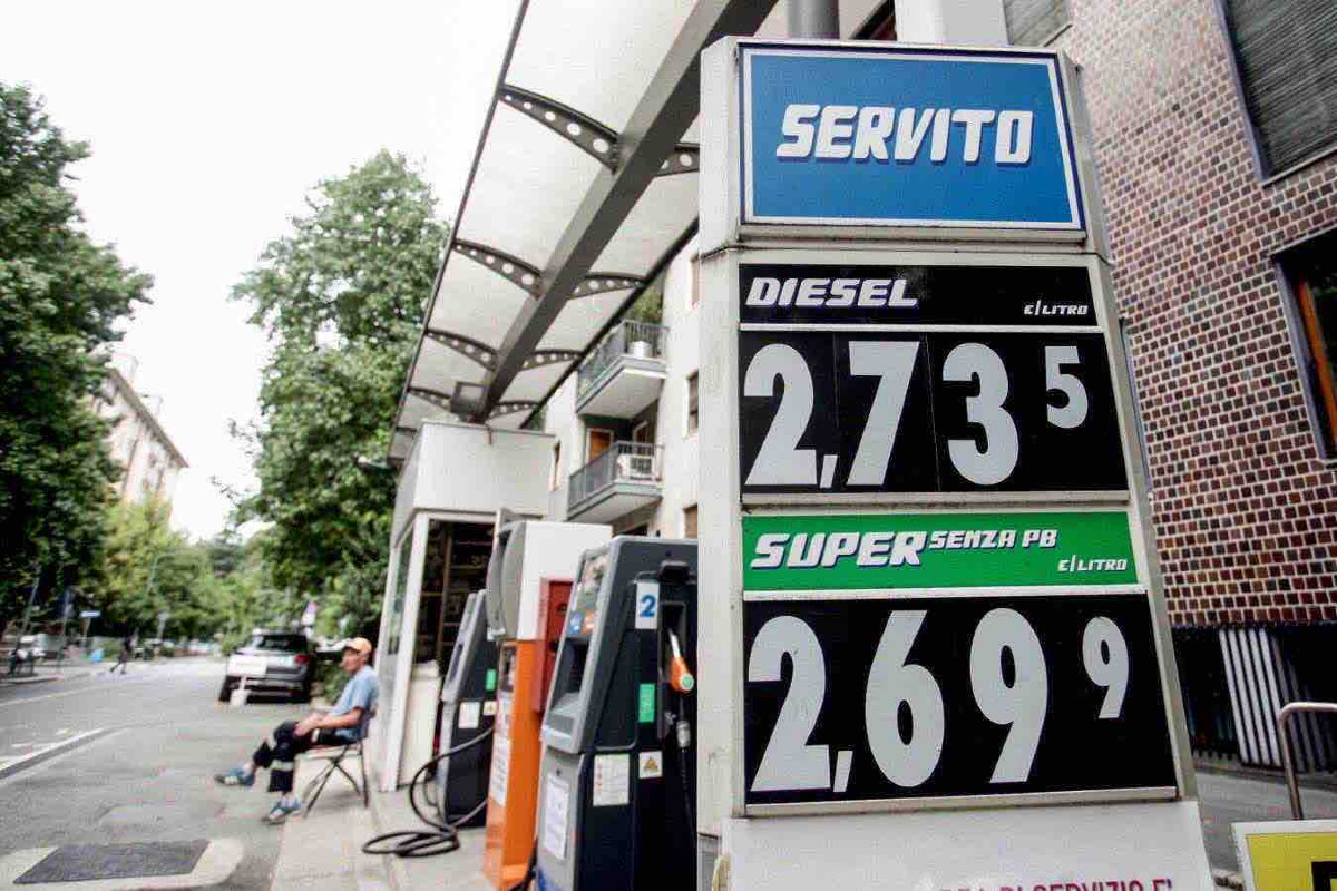 Stangata dei carburanti: benzina e diesel ai massimi, pieno oltre 100€ (fino a 155€ in alcune aree) - 