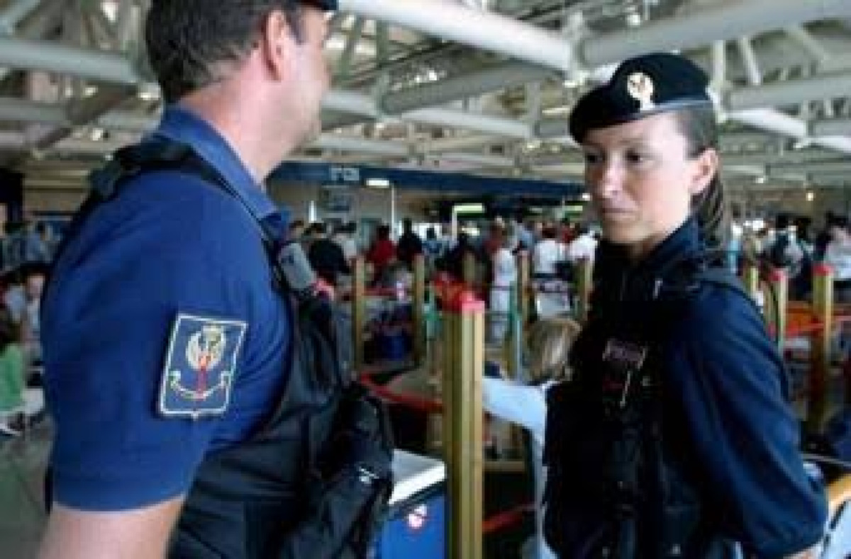 Aeroporto di Catania: passeggero denunciato per furto di profumi, operatore aeroportuale denunciato per essersi appropriato della refurtiva - 