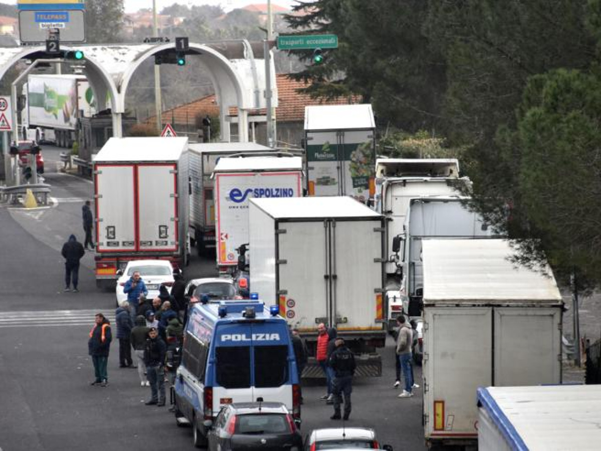 Autotrasportatori siciliani: a ottobre cinque giorni di fermo contro il caro carburante - 