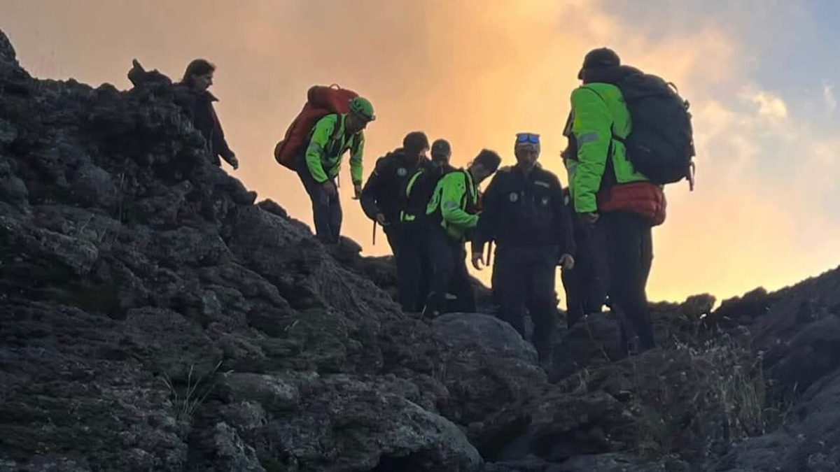 Escursionista 62enne soccorsa alla Grotta del Gelo sull'Etna dopo una caduta - 
