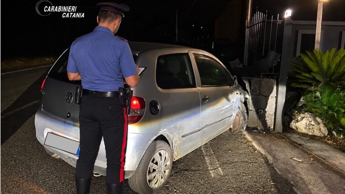 Giarre: ruba un'auto, si schianta contro una recinzione e viene arrestato - 