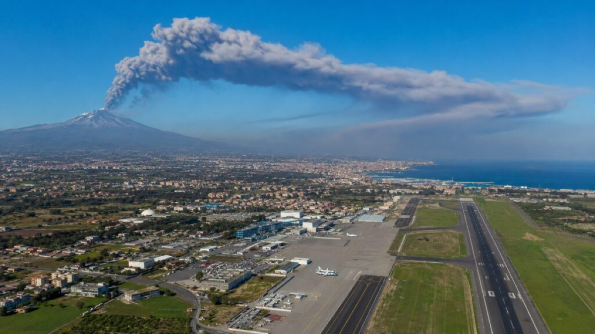 Aeroporto di Catania: terzo giorno di stop, voli bloccati fino alle 23:59 per nube di cenere - 