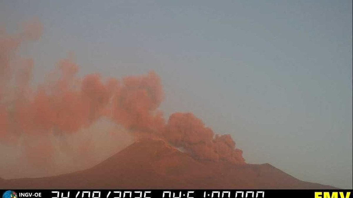 Etna torna a eruttare: colonna di cenere a 4 km, VONA innalzato a rosso per l'aviazione - 