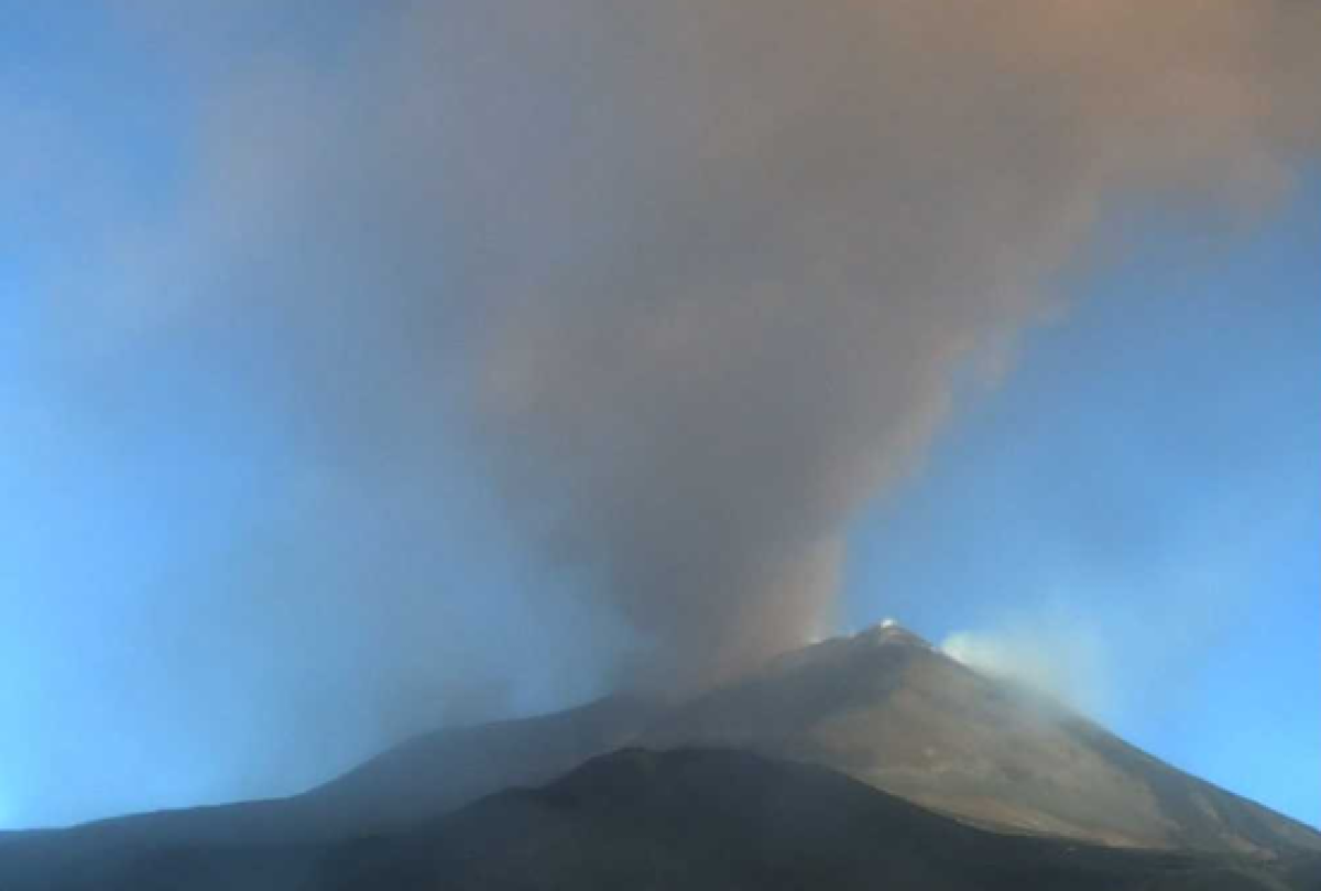 Aeroporto di Catania chiuso per cenere dell'Etna: Ingv lancia il 'Vona rosso', voli sospesi fino alle 15 - 