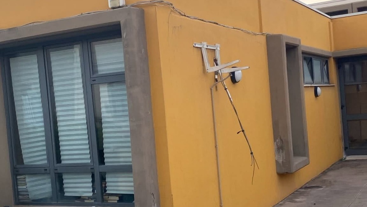 Furto di condizionatori in una scuola di Catania: il post del sindaco Trantino tra denuncia e polemica - 