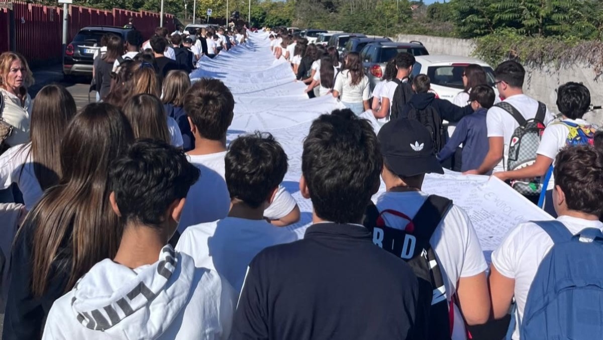 A Tremestieri Etneo gli alunni srotolano il «Sudario di Memoria Viva» per le vittime bambini di Gaza - Credit Foto Ic De Amicis Tremestieri Etneo
