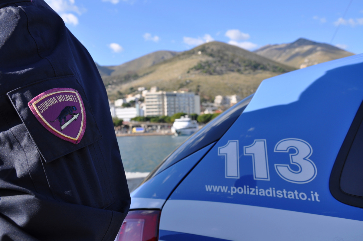 Adrano, minaccia l’ex mostrando una pistola in videochiamata e tenta di sfondare la porta: denunciato 31enne - 