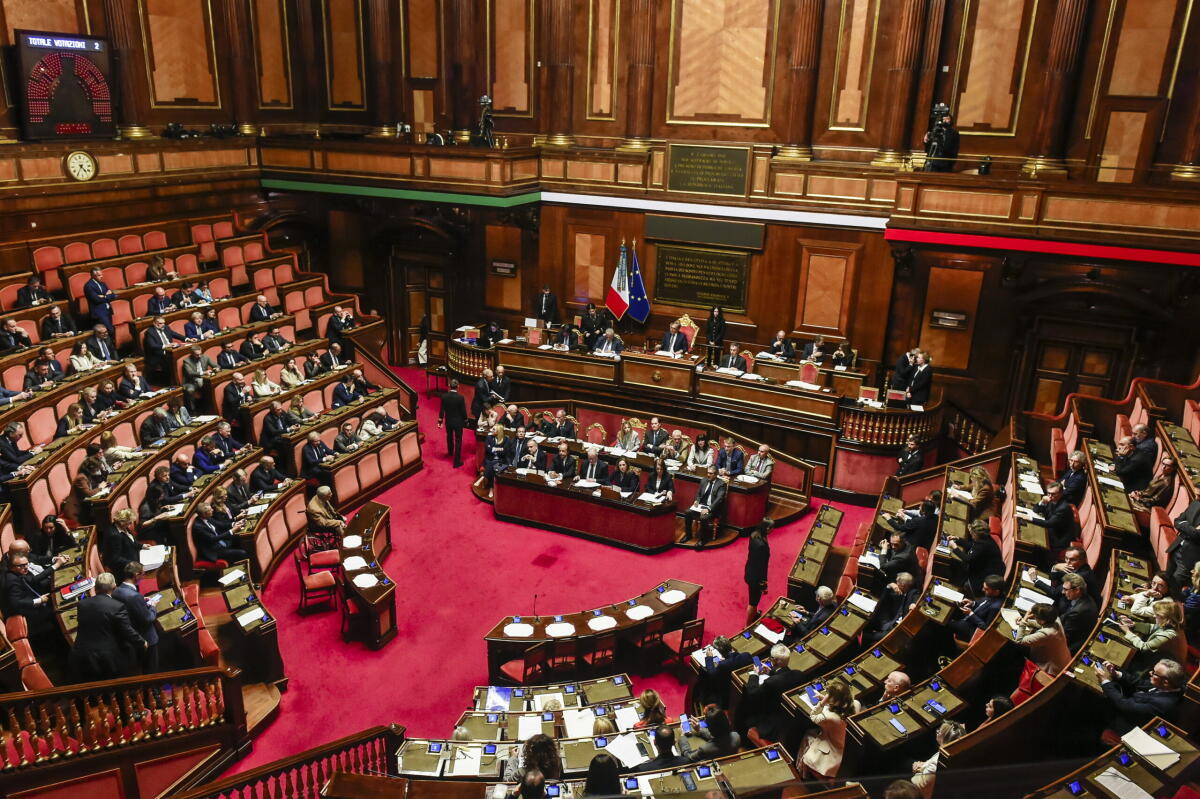 Commissione del Senato approva l’emendamento del centrodestra: fino a tre preferenze in un listino di sette - 