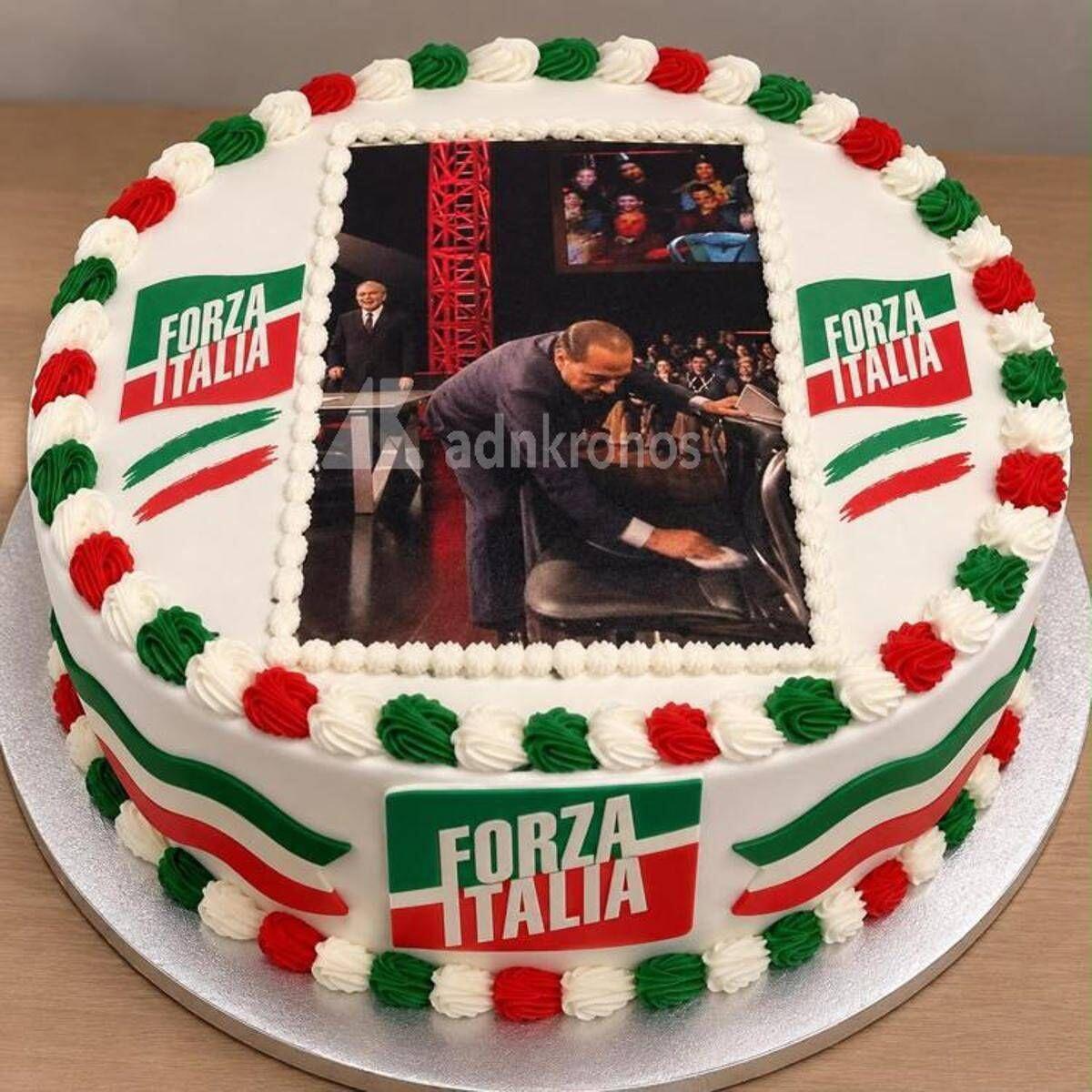 **Berlusconi: Fi a Napoli ricorda compleanno, spunta torta per il 29 settembre con Cav che 'pulisce' la sedia di Travaglio**﻿ - 