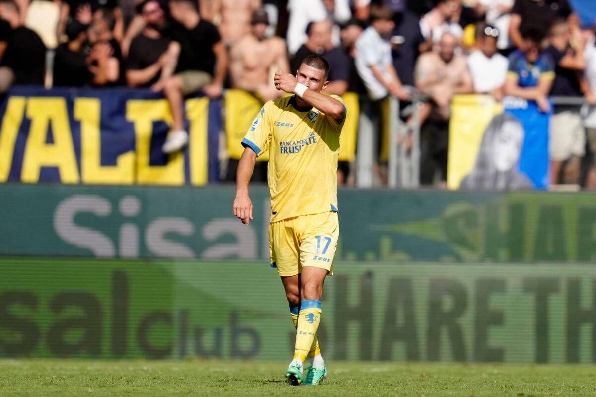 Frosinone-Como 2-0, gialloblù quinti a sorpresa. Il Parma batte il Genoa, prima vittoria per Cuesta - 