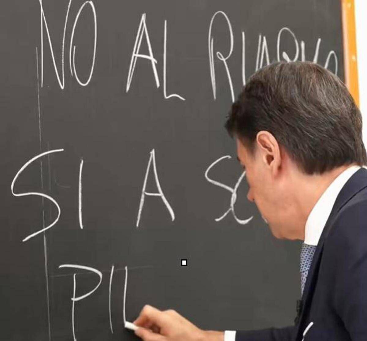 Conte a scuola, il messaggio contro il riarmo: c'è un errore alla lavagna - Video - 
