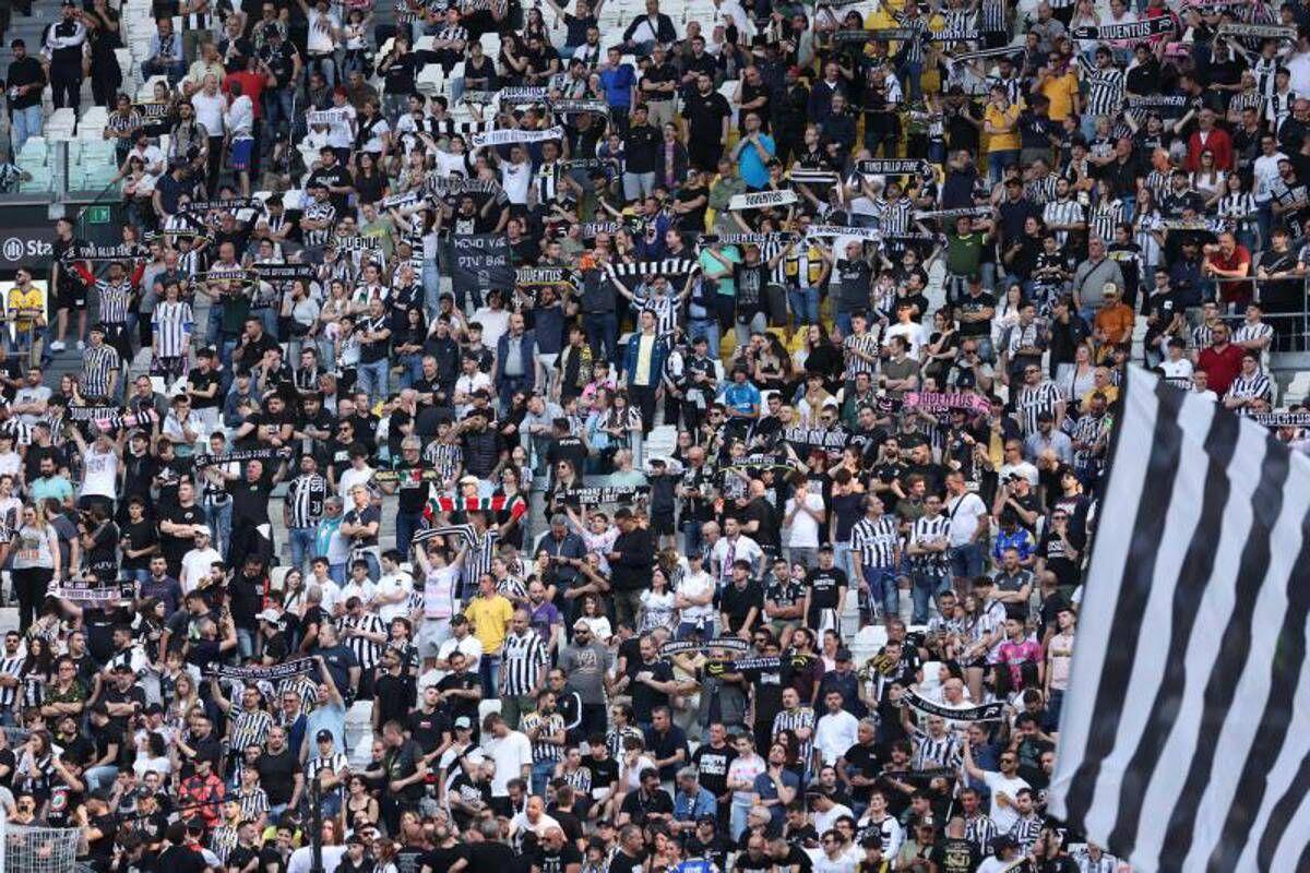 Juve-Atalanta, curva bianconera non rispetta minuto di silenzio per Mazzola e volta le spalle al campo - 