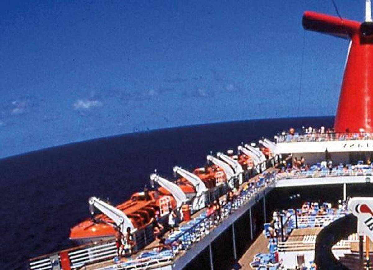 Usa, padre di tre figli si getta dalla nave da crociera: stava festeggiando l'anniversario di nozze - 