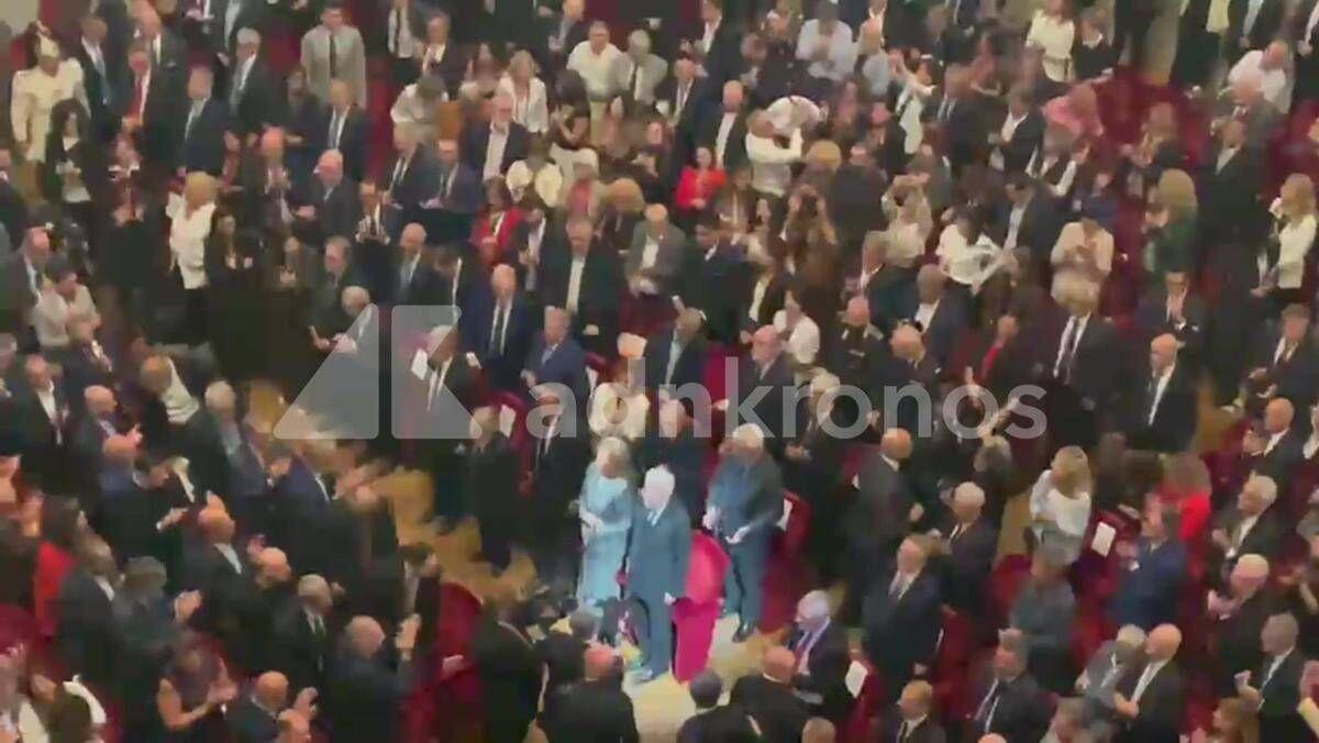 Mattarella alla Scala per i 120 anni della Cgil, il lungo applauso al suo ingresso - Video - 