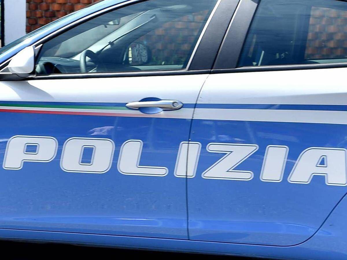 Paura a Roma, nuda e armata di coltello minaccia passante: bloccata con taser e portata in ospedale - 