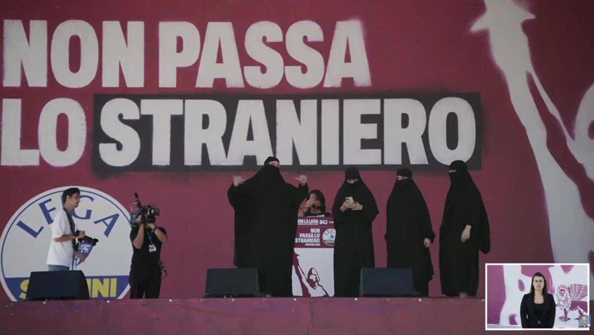 Donne in burqa sul palco di Pontida, lo show anti-islamizzazione - Video - 