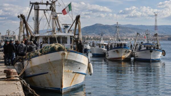 Caro carburante: armatori siciliani minacciano stop della pesca e possibile blocco dello Stretto