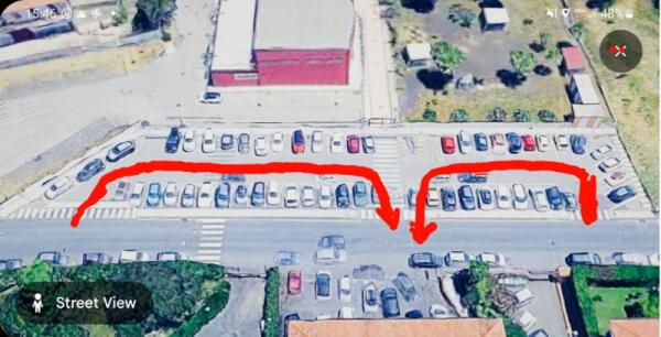 Tremestieri Etneo, traffico e auto parcheggiate davanti alla scuola monitorata per la faglia
